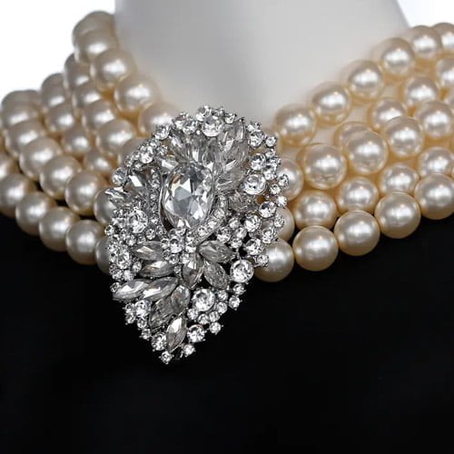 Breakfast-at-Tiffanys-The-pearl-necklace