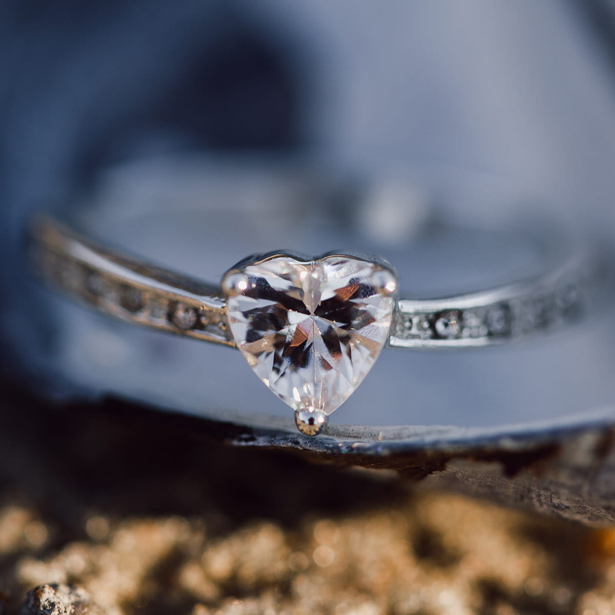 find best Engagement Rings|Woman Buying Engagement ring|beautiful diamond engagement ring