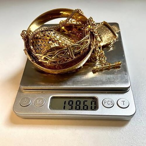 Selling gold jewellery Gold jewellery items displayed for selling to cash buyers in Hatton Garden