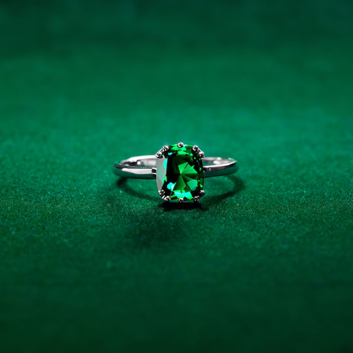 Discover the Best Tips for Buying Emerald Jewellery This Season