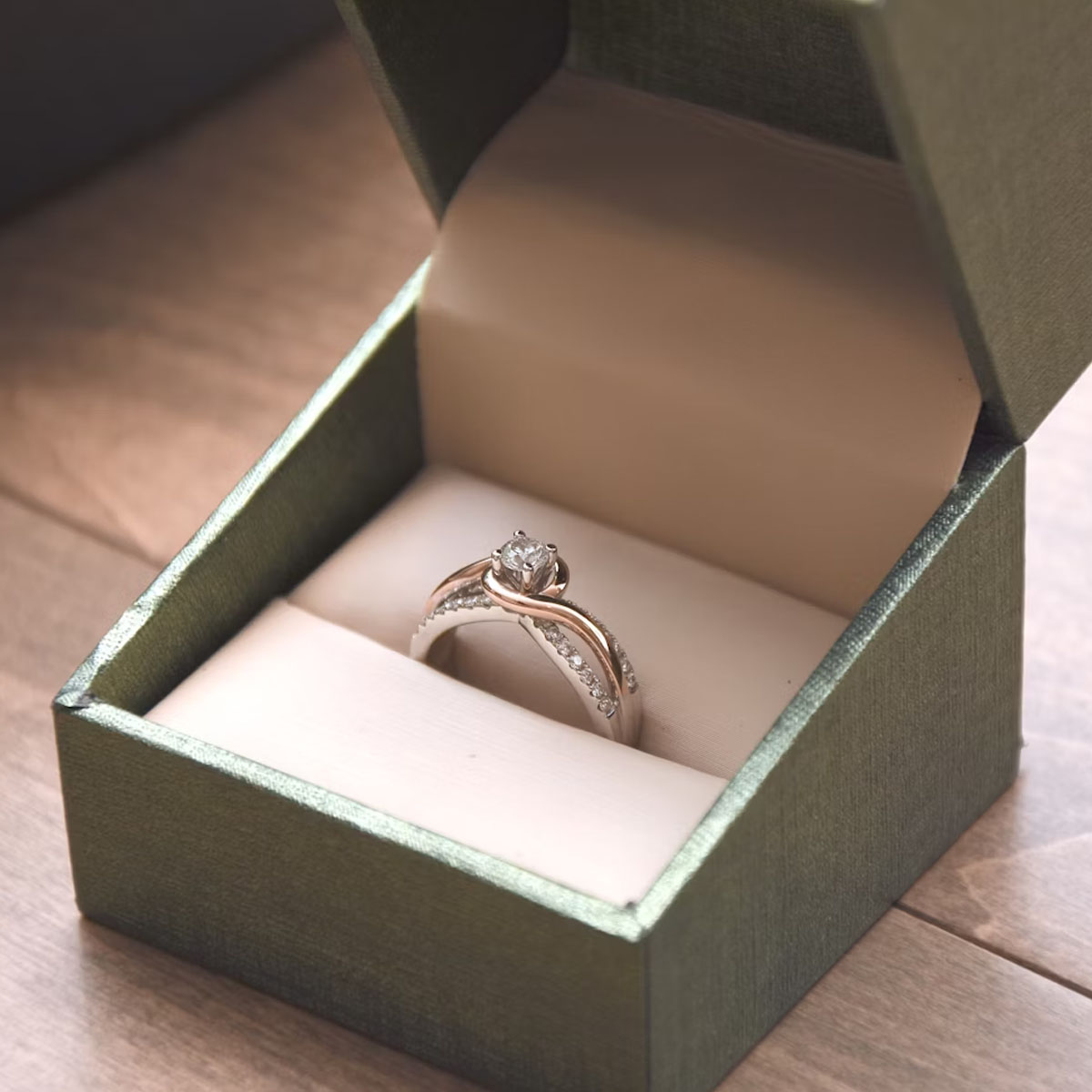 Engagement ring specialist, bespoke engagement ring hatton garden, luxury diamond ring london