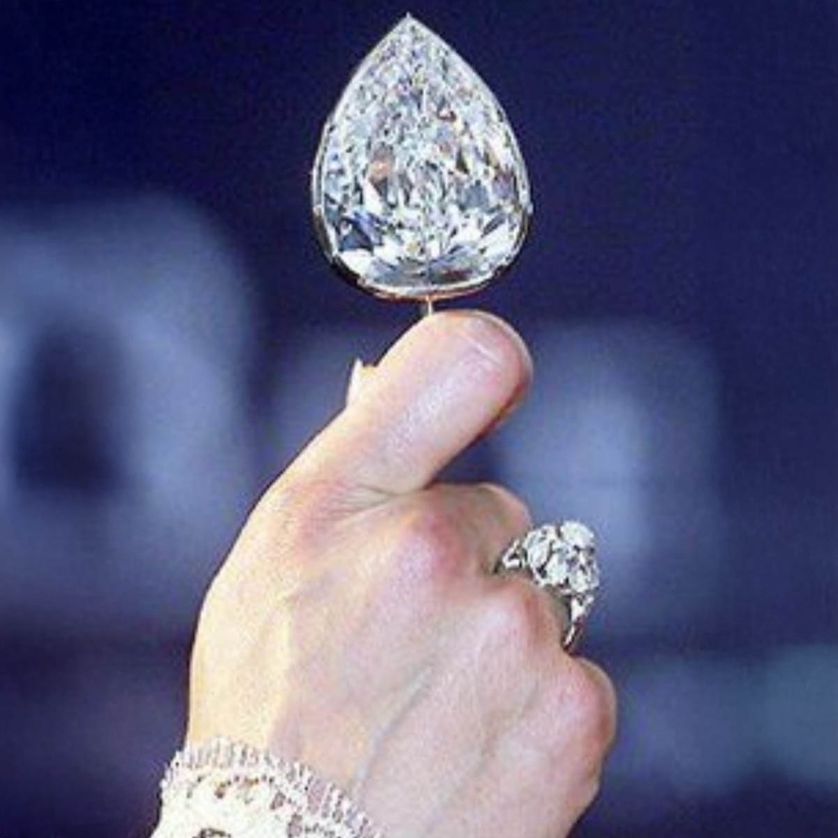 Millennium Star diamond, De Beers diamond, flawless diamond, D colour diamond, largest pear-shaped diamond, famous diamonds, diamond heist 2000, diamond valuation, gemological perfection, diamond legends